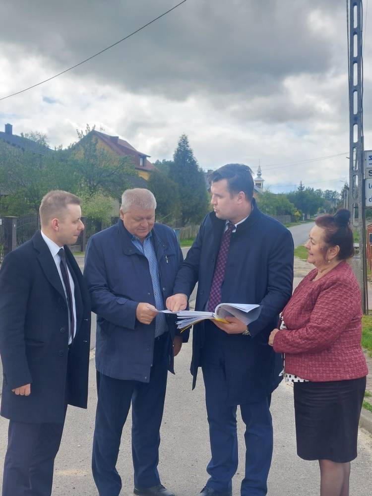 Zdjęcie: Moczydło - Gorzków Nowy. Robocze spotkanie w sprawie remontu drogi powiatowej